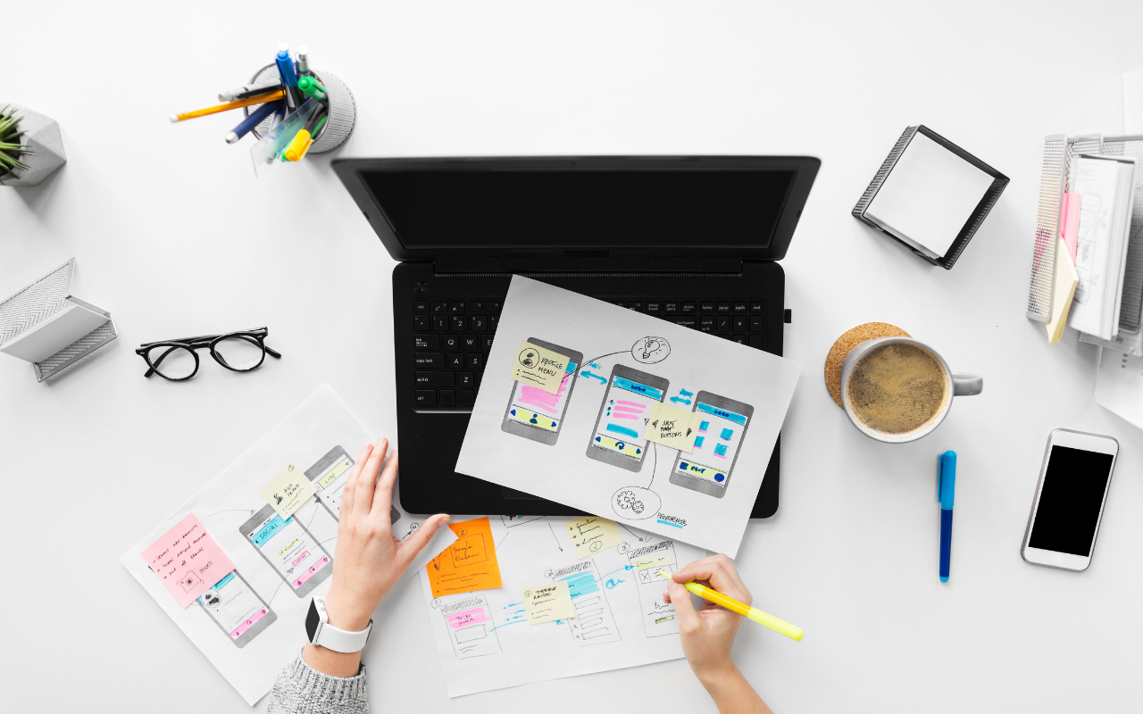 Interface utilisateur avec un menu de navigation à gauche et un espace de travail principal à droite